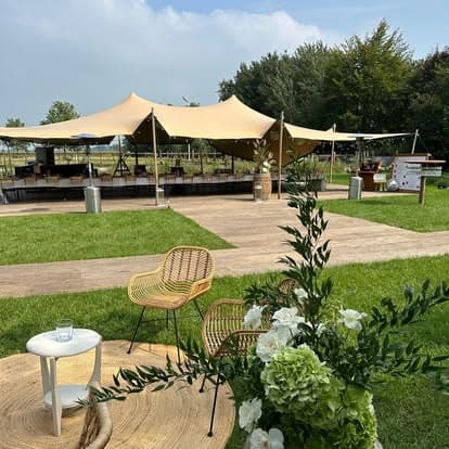 Stretchtent opstelling voor een buitenevenement