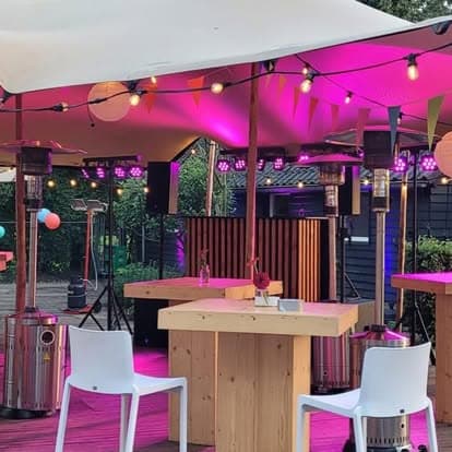 Sailcloth tent met sfeervolle verlichting