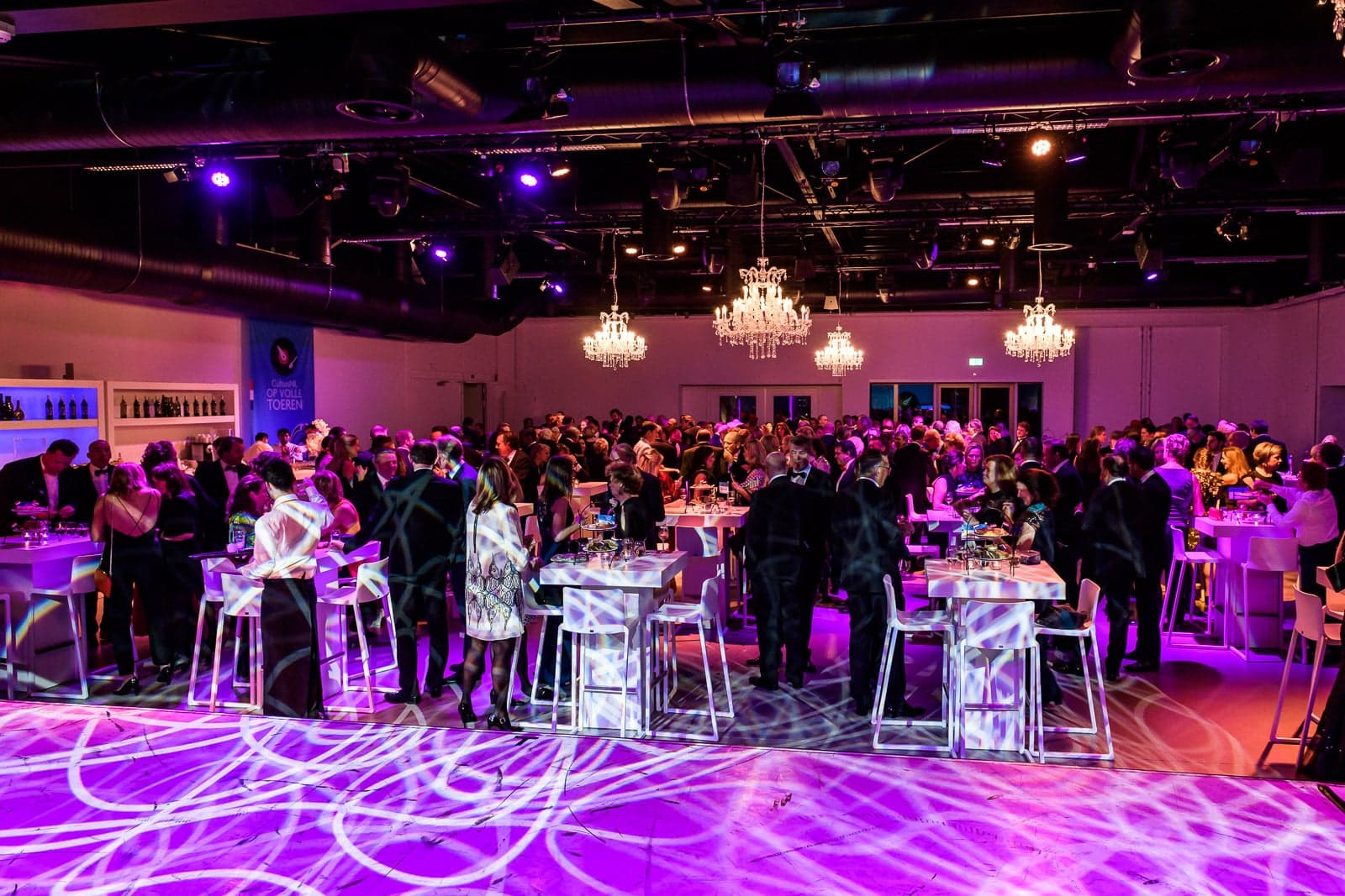 Bedrijfsevenement met professionele inrichting en verlichting