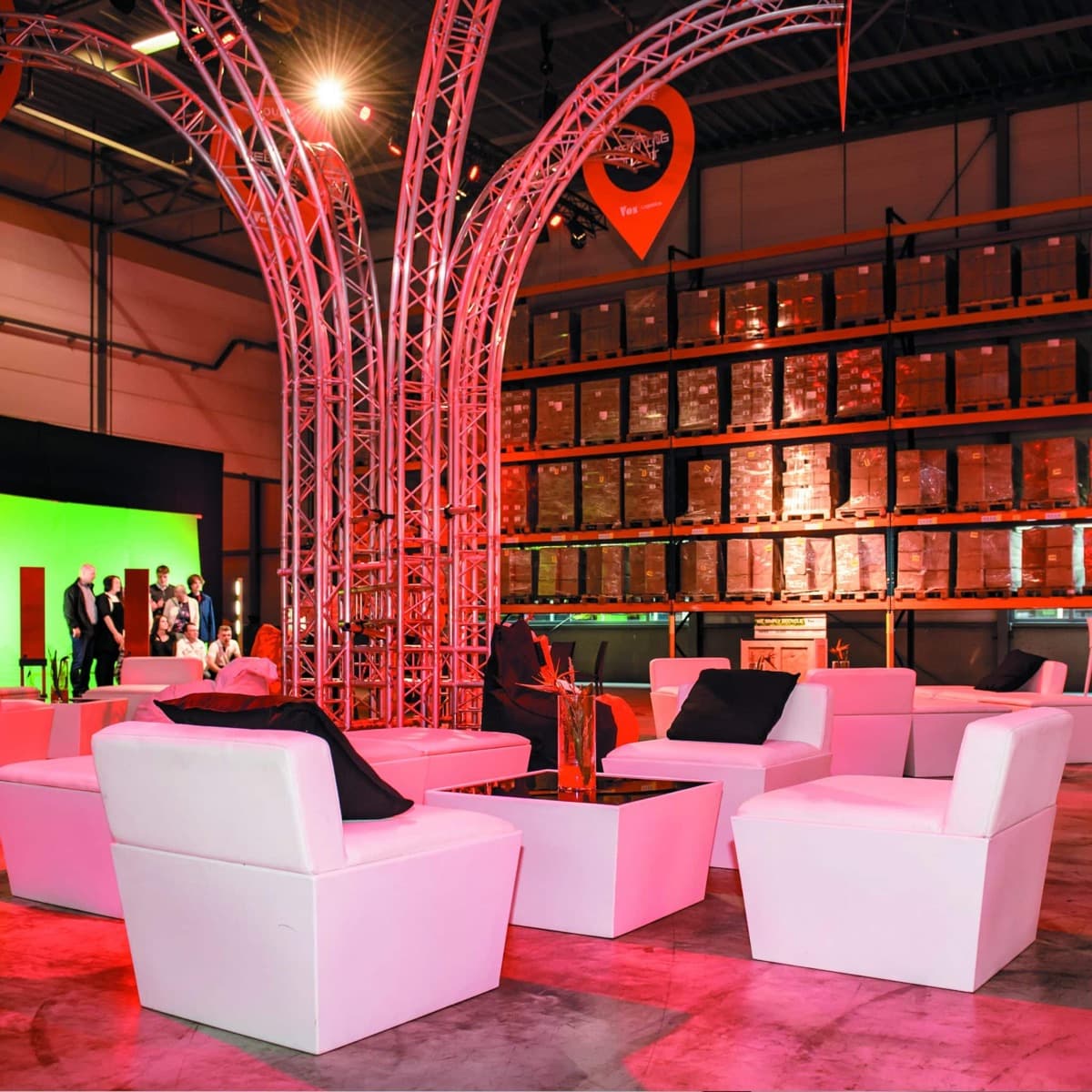 Lounge opstelling met truss en rood/oranje stage-lighting