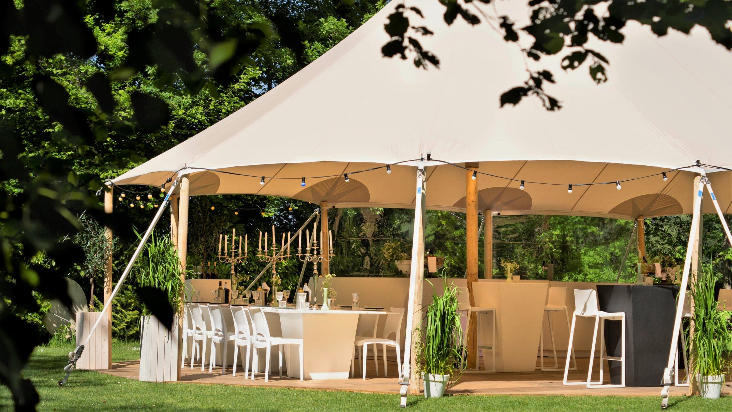 Bruiloft overzichtsfoto met tent en feestzaal