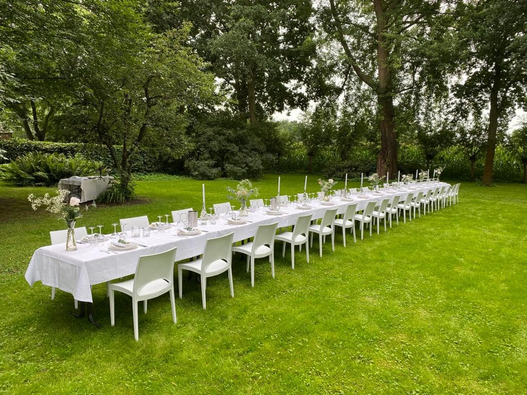 Bruiloft detailfoto met bloemstukken en gedekte tafels