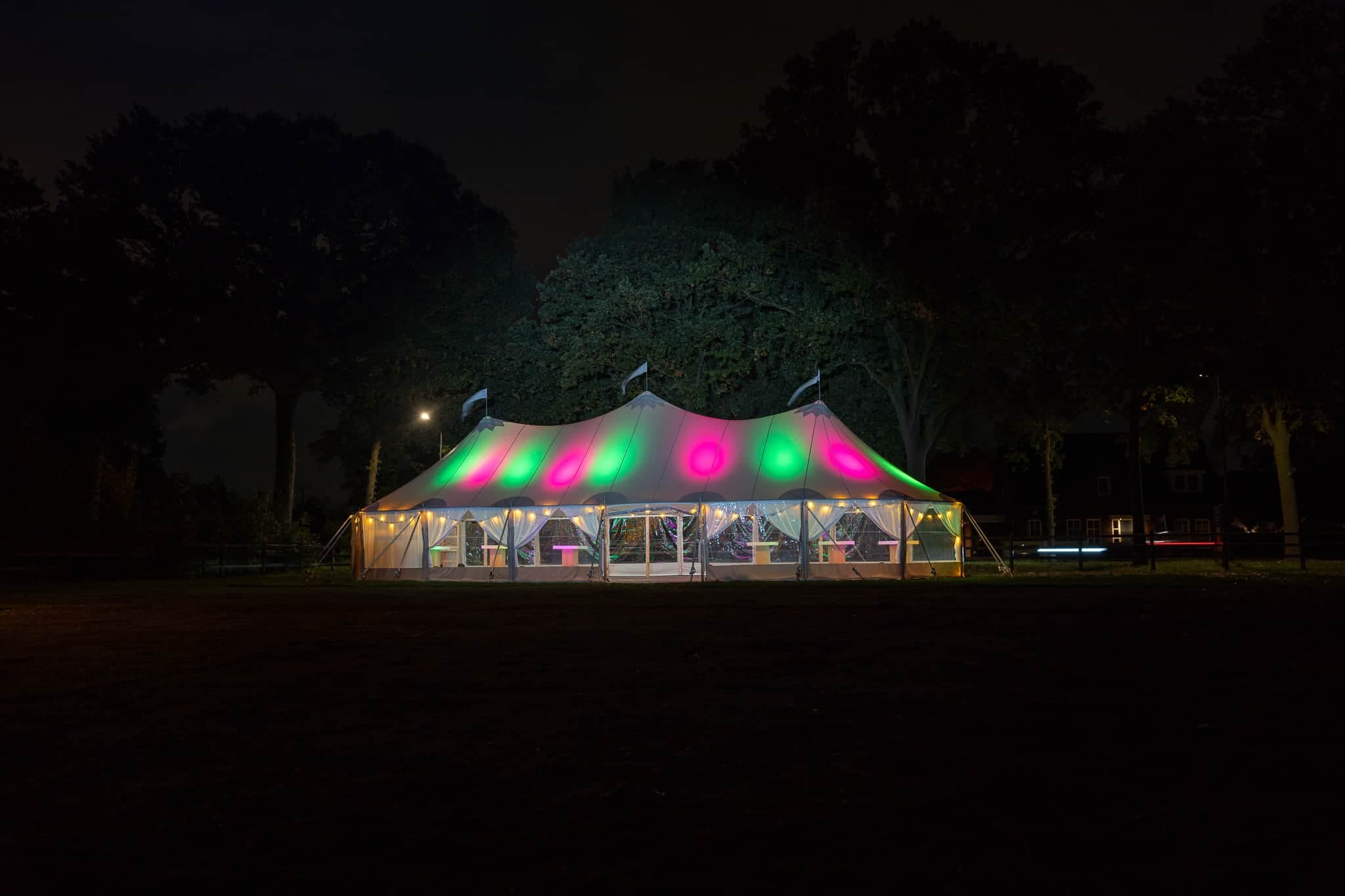 Feesttent met gekleurde verlichting en lounge