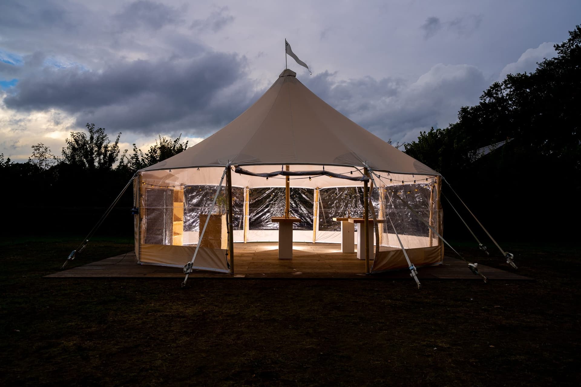 Avondfeest met sfeervol verlichte tent en bar