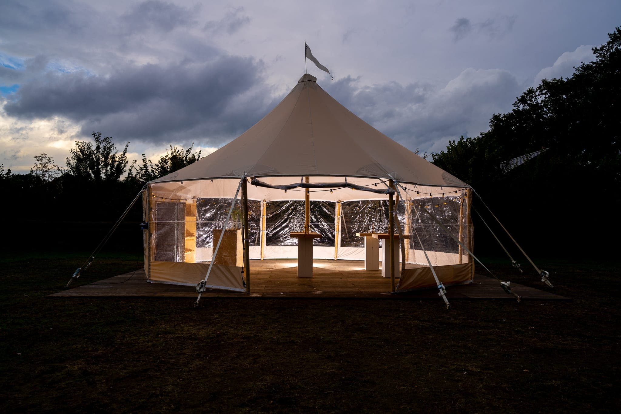 Avondfeest met sfeervol verlichte tent en bar
