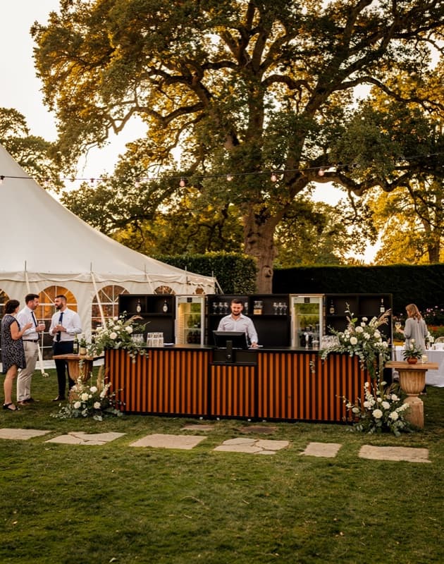 Festum Event Supplies - rustieke bar opstelling onder tent